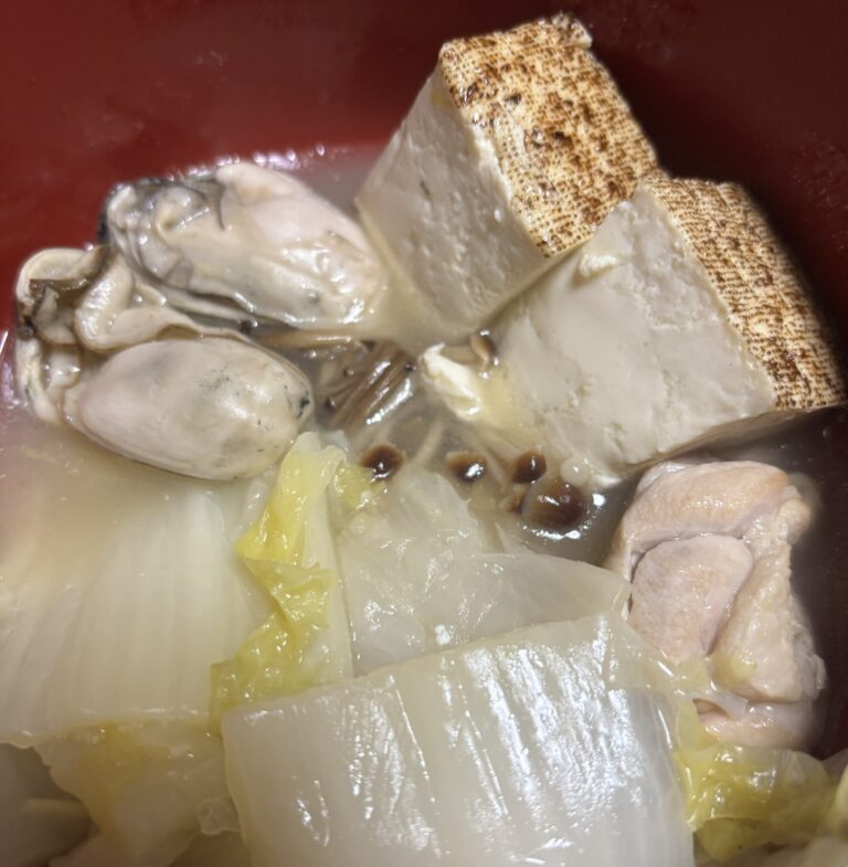 鶏肉,白菜,牡蠣,豆腐が盛り付けられている