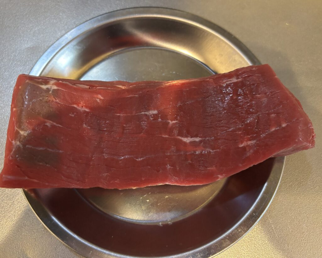 牛もも肉ブロックが皿に置かれている