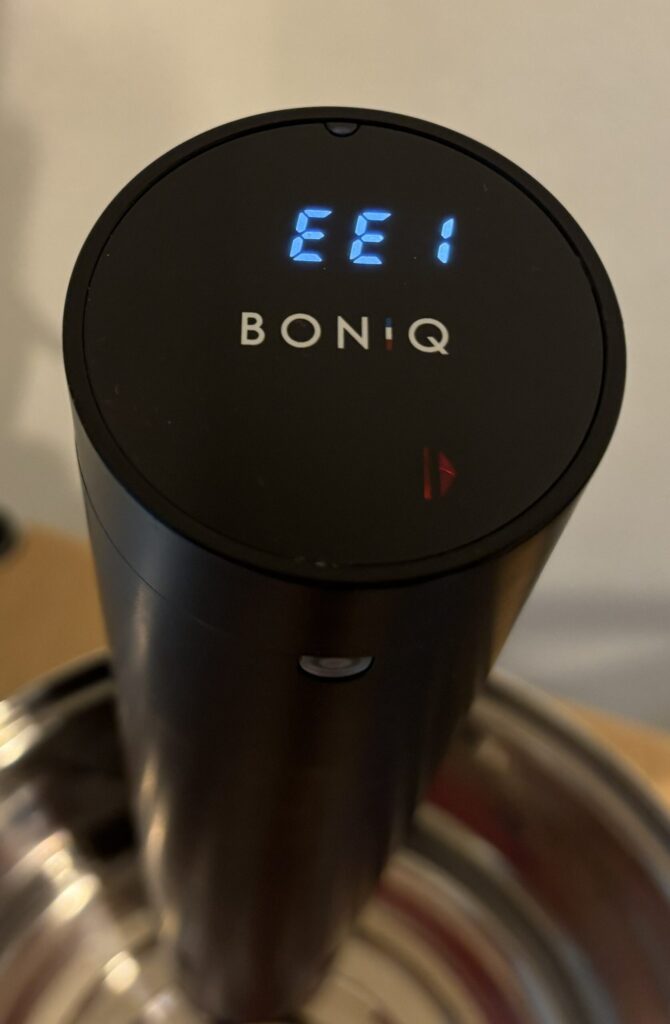 BONIQ（ボニーク）低温調理器を片手鍋で使用している様子