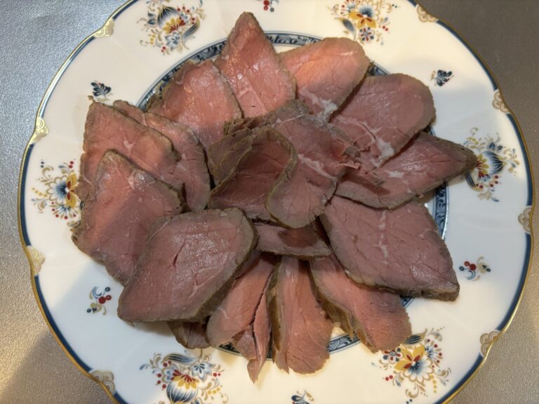 盛り付け後のBONIQで作ったローストビーフ