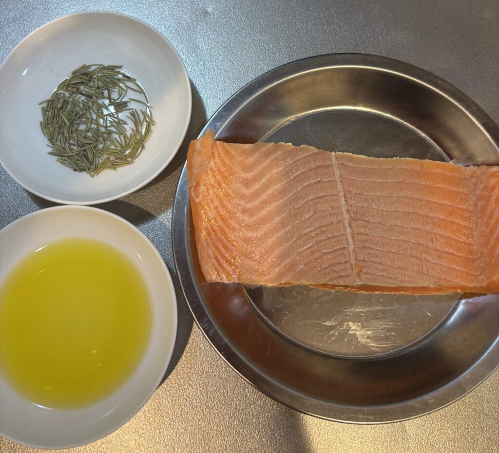 ふるさと納税サーモンとオイル、ローズマリーが並んでいる