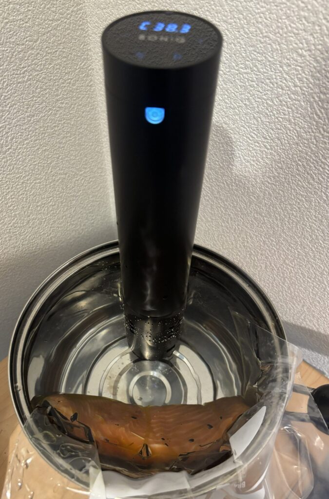 BONIQ(ボニーク)でサーモンを低温調理している