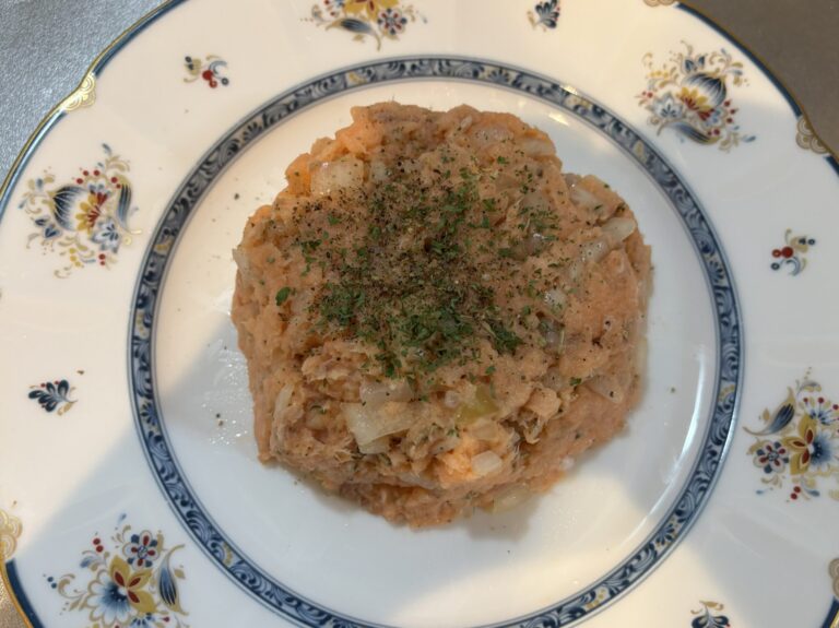 低温調理した冷凍サーモンのタルタル