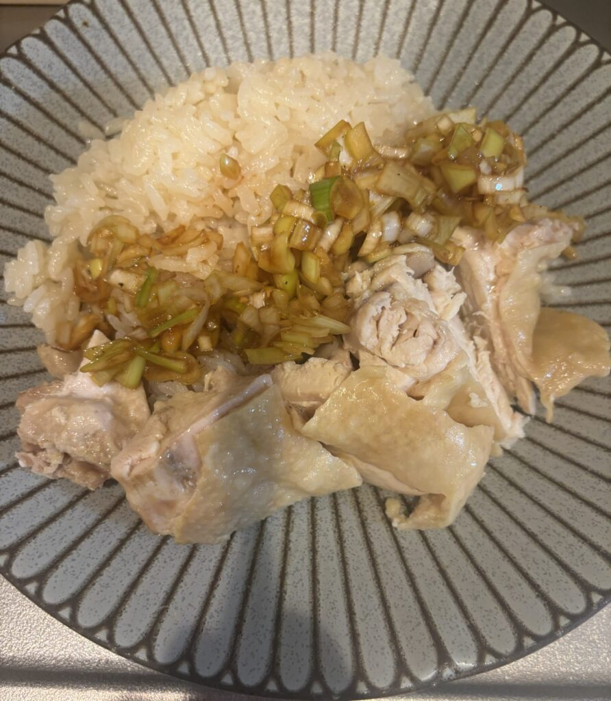 盛り付けられたカオマンガイ
ご飯の上に鶏もも肉と、ネギタレがかかっている