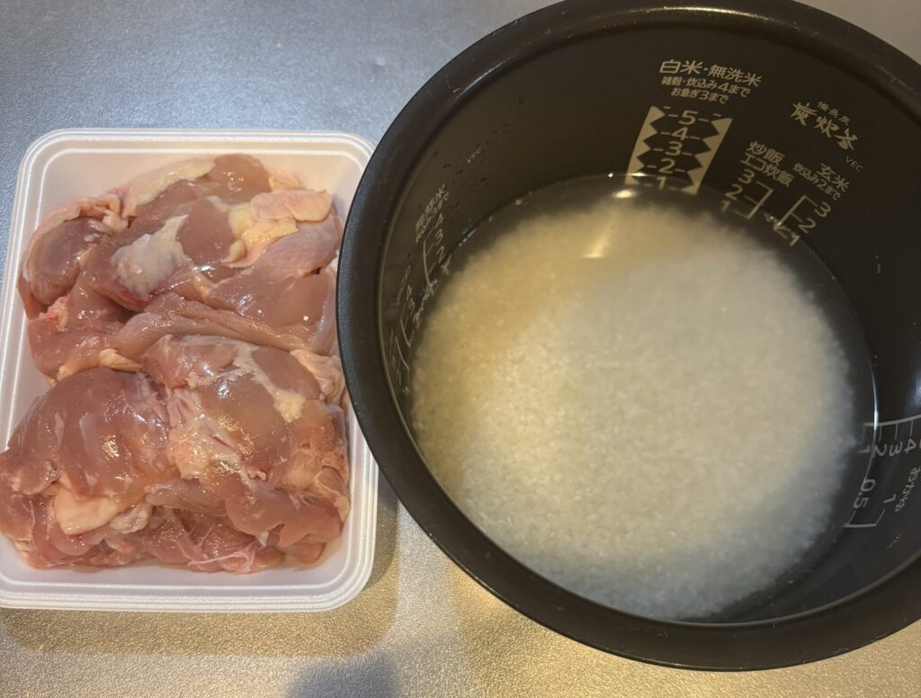 鶏もも肉と炊飯釜のお米を並べた材料紹介
