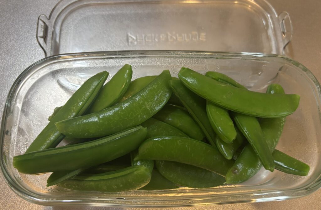 Iwaki耐熱ガラス容器にゆでたスナップエンドウを保存している様子