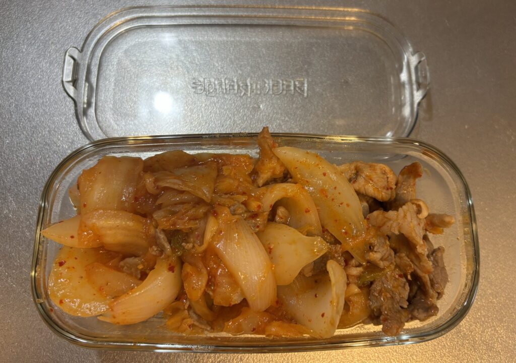 完成後の豚キムチの一部を保存容器(Iwaki)に移した様子