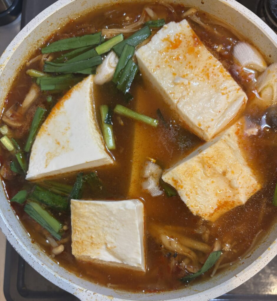 スンドゥブ完成前に豆腐を入れた様子