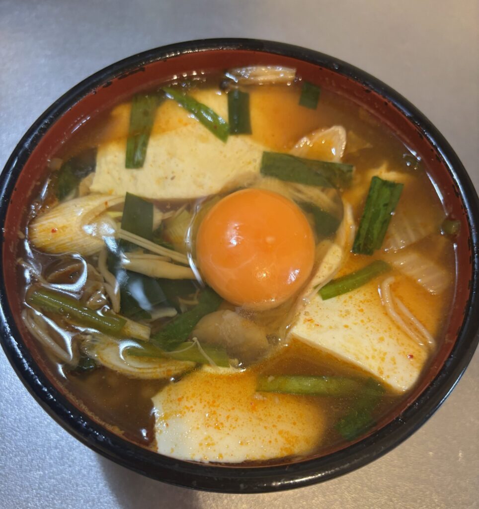 スンドゥブが盛り付けられた様子。真ん中に生卵を落としている