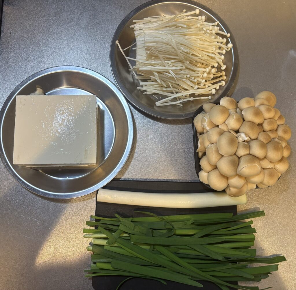 スンドゥブ自体の材料一覧
(豆腐、えのき、しめじ、長ねぎ、にら)