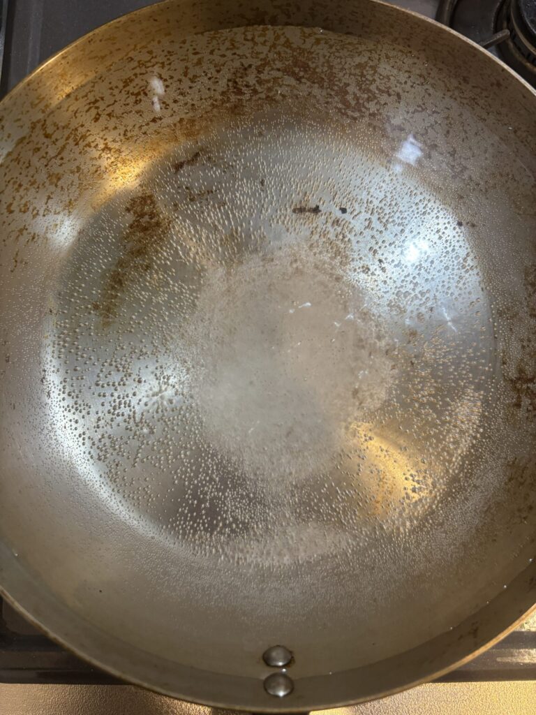 ステンレスフライパンで重曹水を沸騰させている