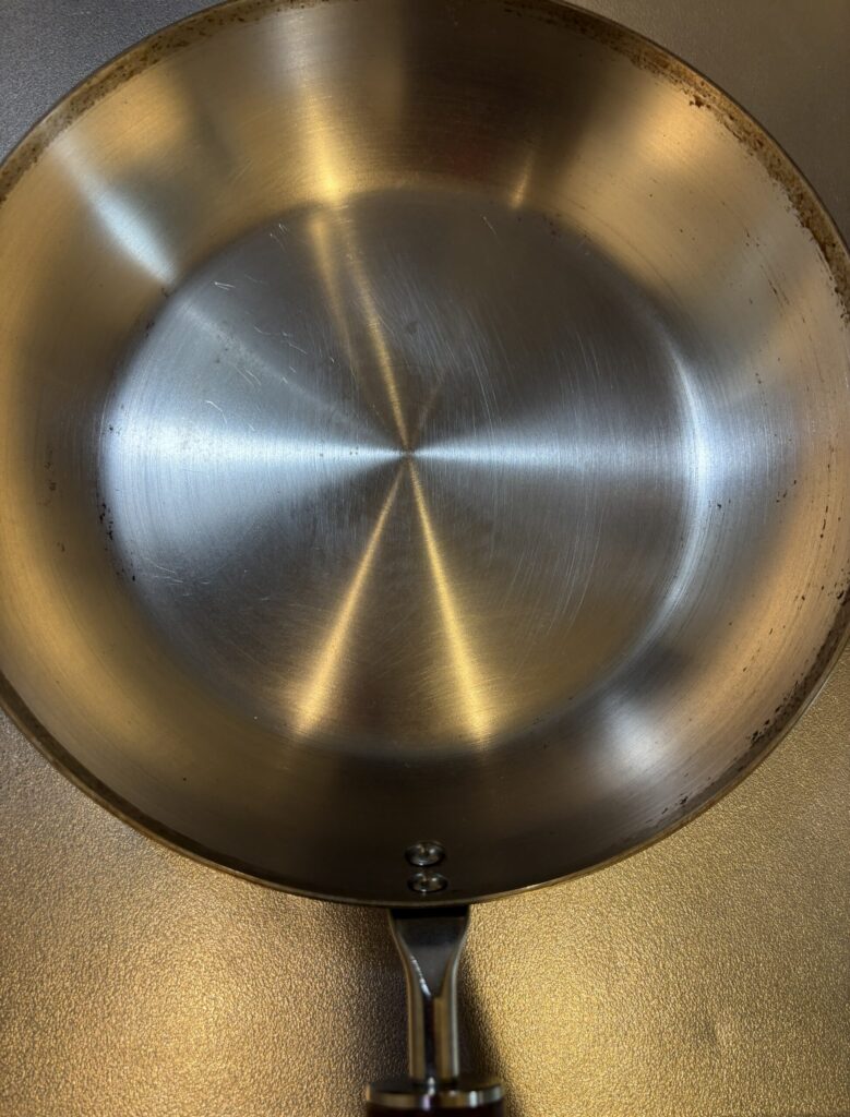 焦げ付きが落ちたステンレスフライパン