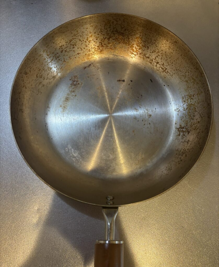 焦げ付いて汚れてしまったステンレスフライパン