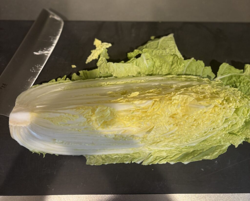 天領まな板(黒色)の上に白菜1/4を乗せて切ろうとしている