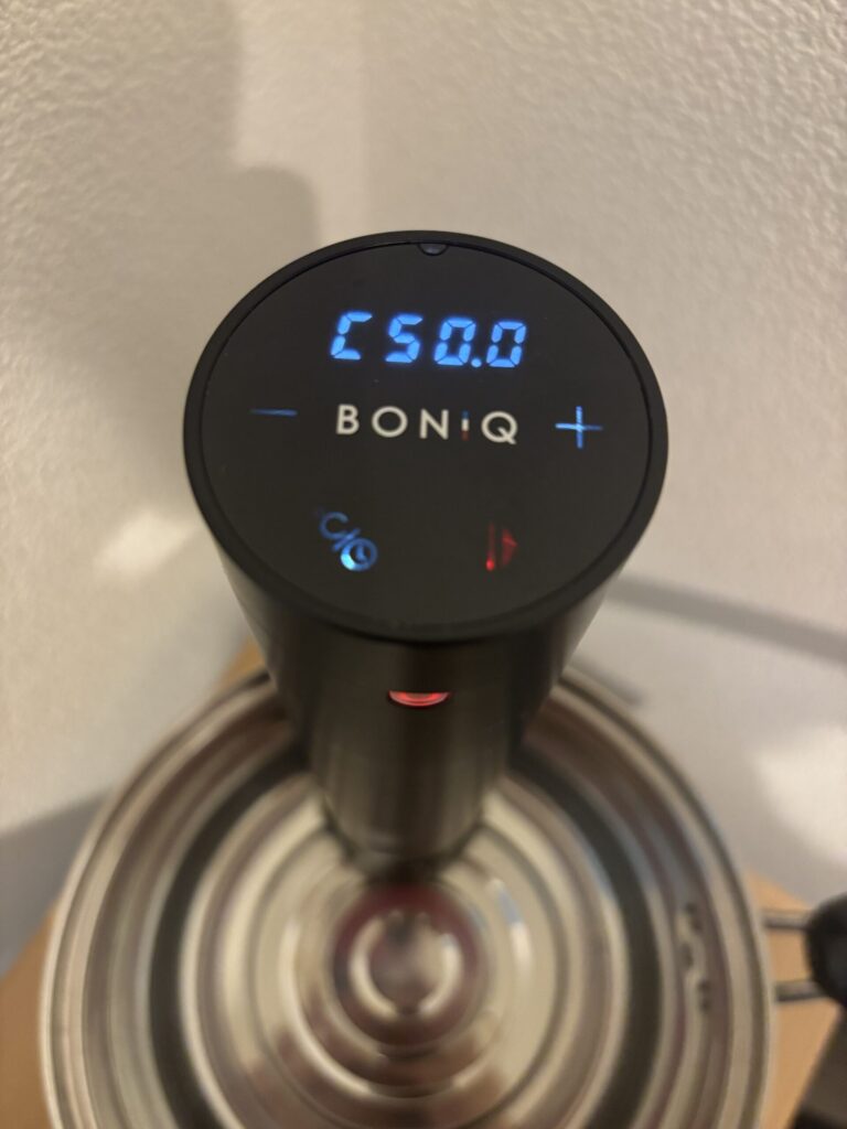 BONIQ(ボニーク)の設定温度を50度にしている様子。