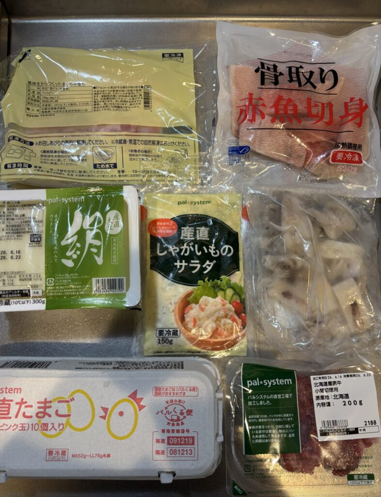 パルシステムで届いた商品で、卵、北海道産牛肉細切れ、冷凍骨取り赤魚、冷凍カットやりいか、冷凍マグロ中落ち、豆腐、じゃがいもサラダがある