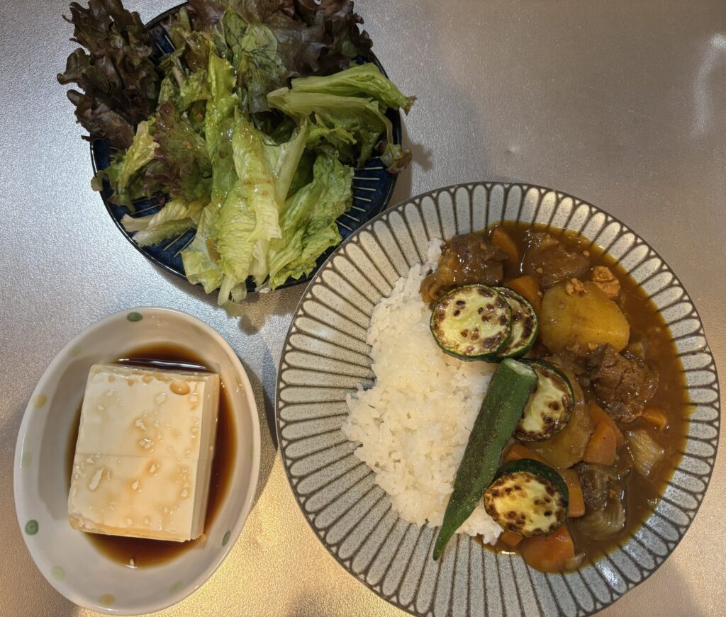 パルシステムの商品で作った、カレー、サラダ、冷奴の写真。