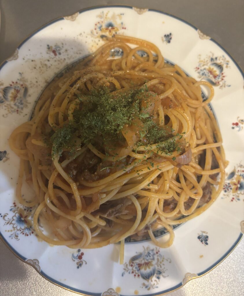 パルシステムの商品で作った、牛肉と赤玉ねぎのトマトパスタ。