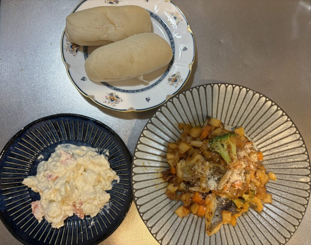 実際の献立。トマトソース煮、ポテトサラダ、パン。