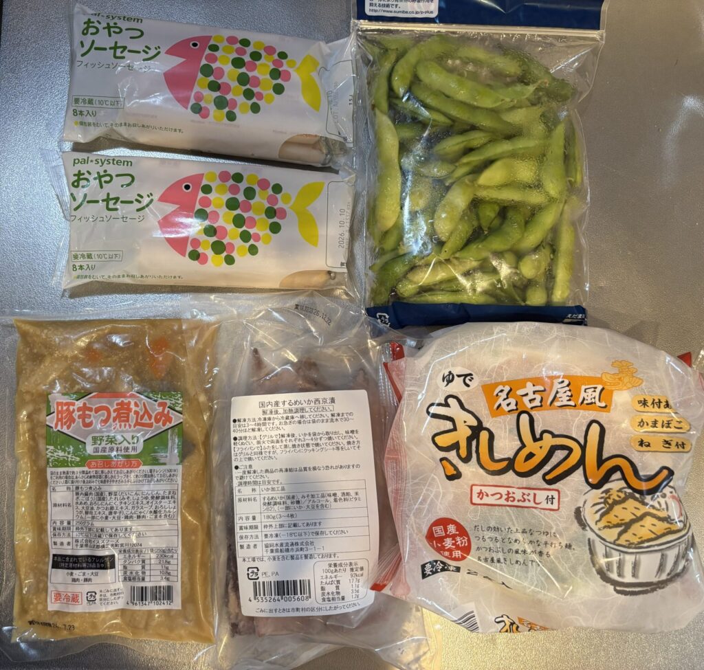 パルシステムで届いた商品。おやつソーセージ(魚肉ソーセージ)、枝豆、豚もつ煮、冷凍するめいか西京漬け、きしめん。